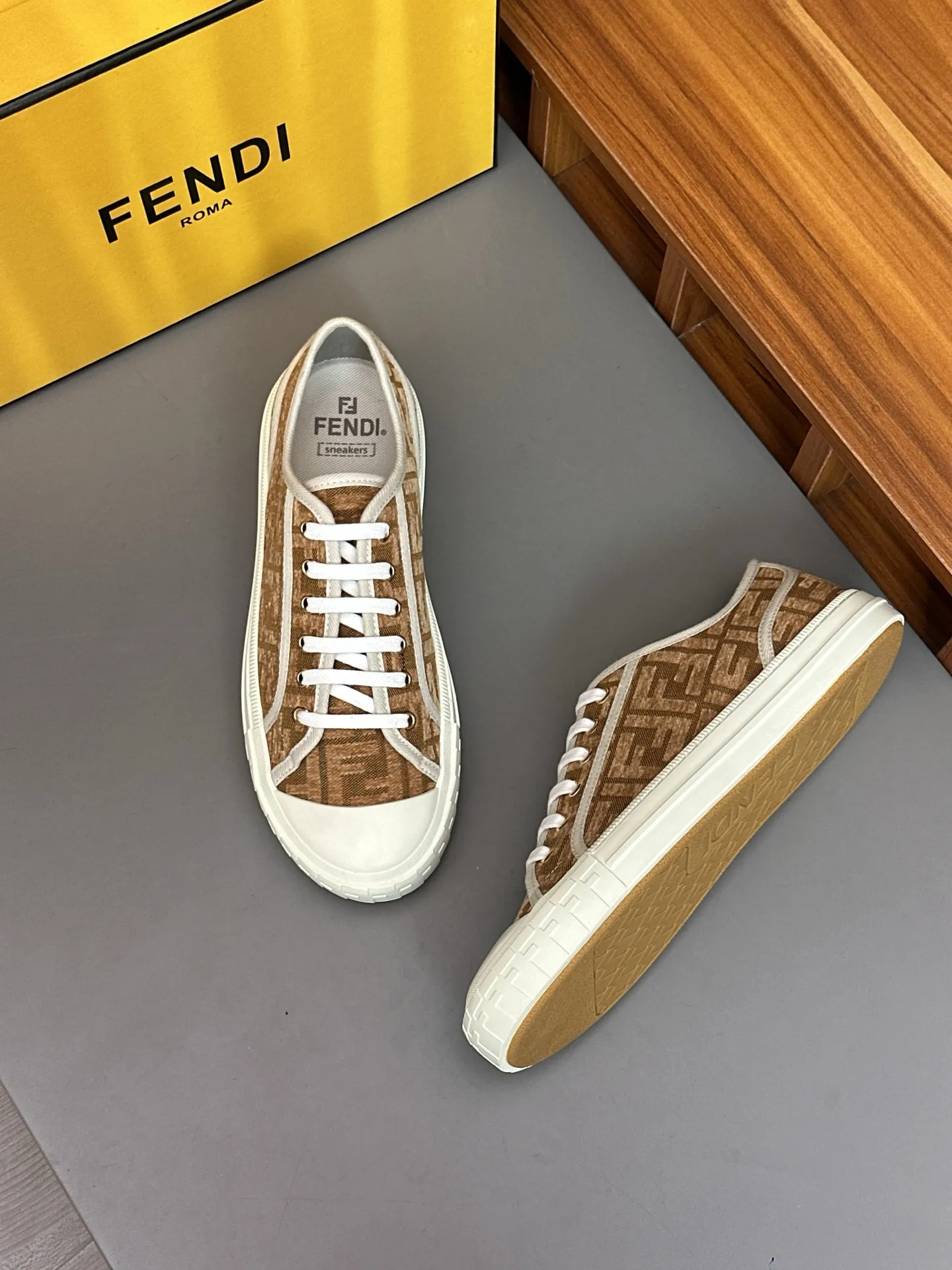 Men's shoes 💰580 FENDI Match men's lace-up sneakers. ♞size; Couple model 35-40 (female) 39~45 (men) This item comes from the Stefano Pilati design series and is made of black leather with gray leather details. Rubber sole with FENDI lettering on the side Material: 100% calfskin, lining: 70% polyester, 27% nylon